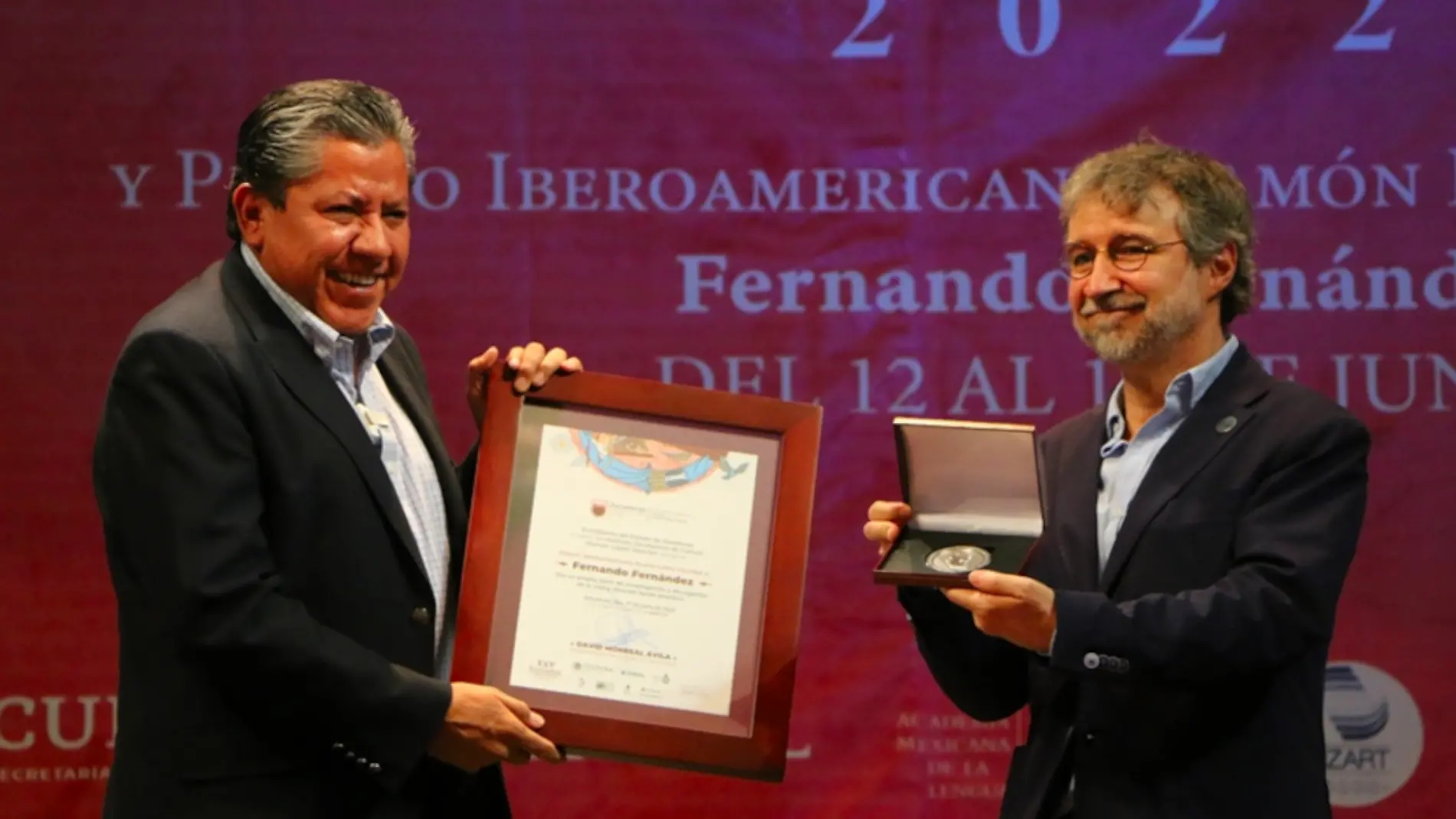 Fernando Fernández recibe el premio Ramón López Velarde